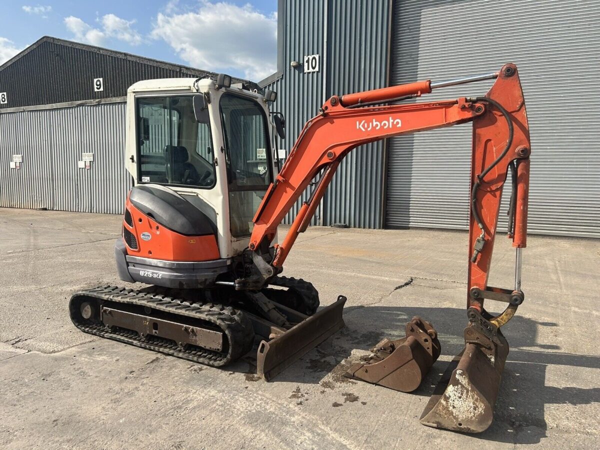 Kubota U27-4 (2018) – Mini Pelle 2,7T avec Attache Hydraulique Rotative – Image 1