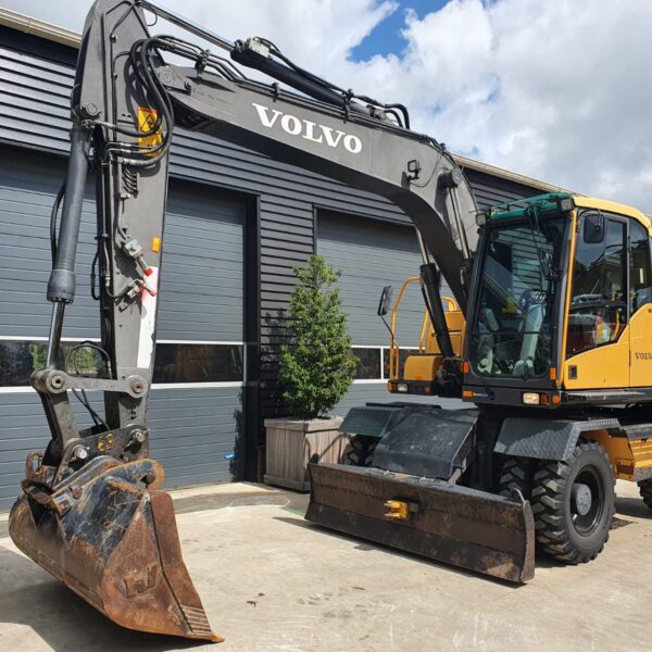 Pelle sur pneus Volvo EW140C 2008 – 14,6T – Occasion