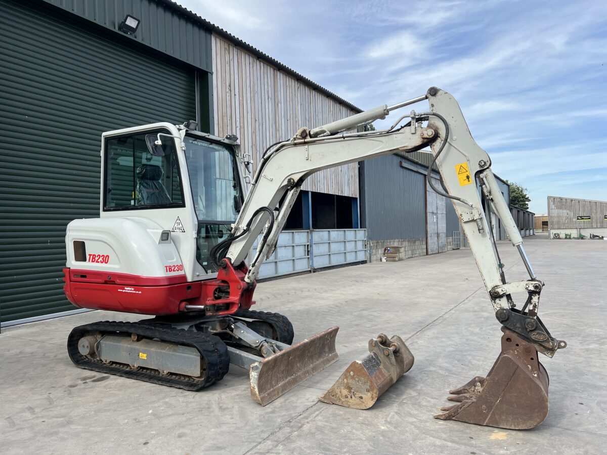 Takeuchi-mini-pelle-04 Takeuchi TB230 2020 – Mini Pelle 2,9T avec 2.049h, Moteur Yanmar 18,2 kW – Image 1